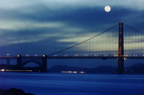 sr_blue_ggbridge_moon_sm.jpg (15224 bytes)
