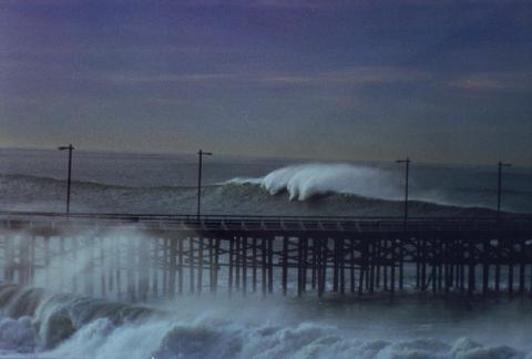sr_stormsurf1_sm.jpg (14877 bytes)