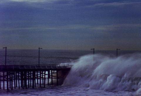 sr_stormsurf2_sm.jpg (15556 bytes)